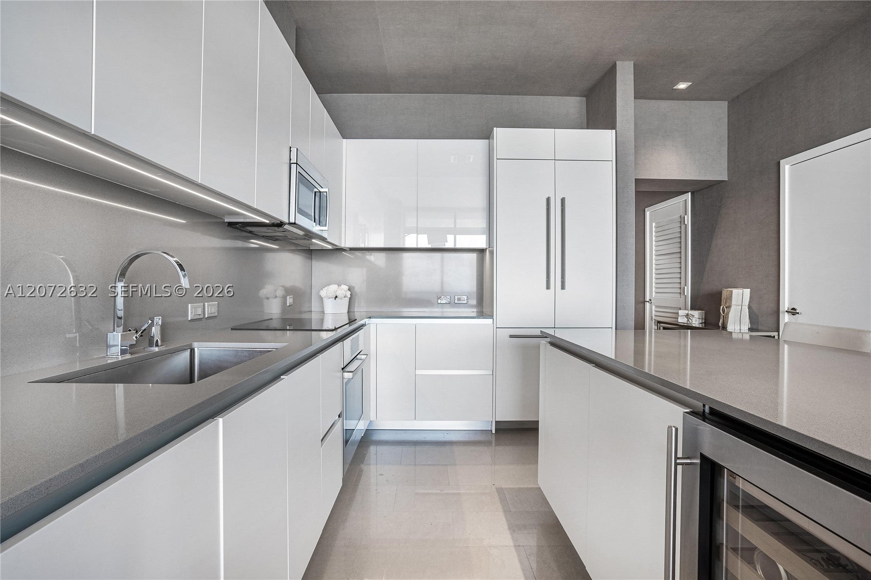 88 SW 7th St 4006