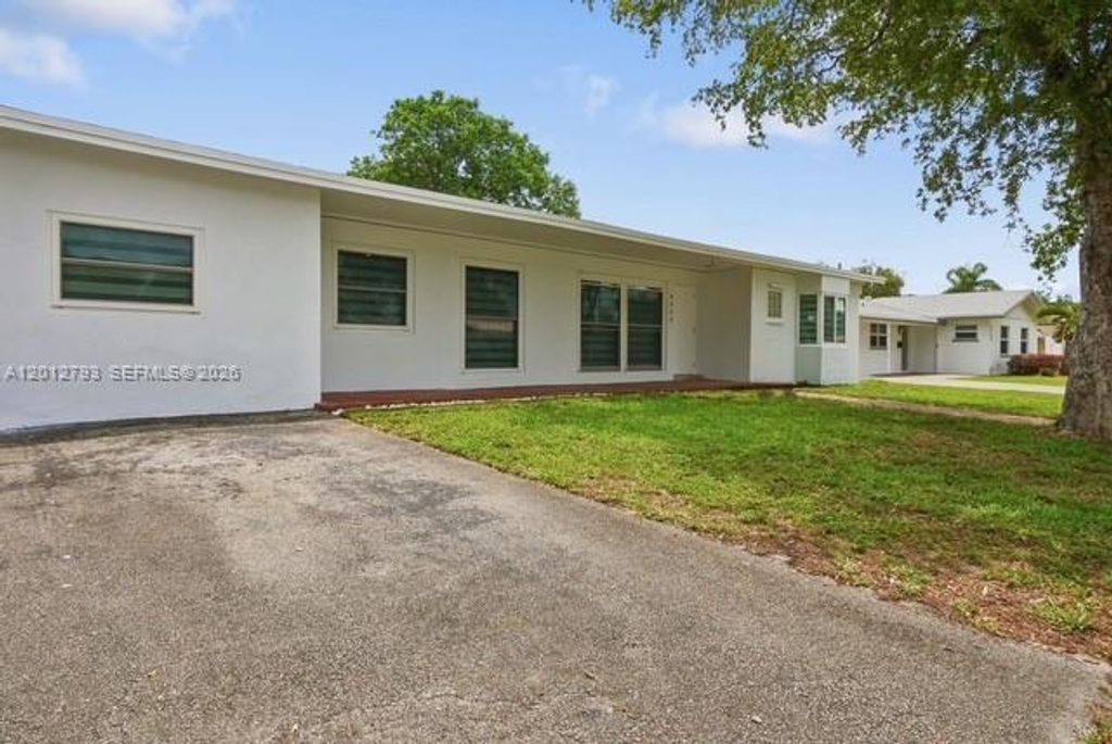 Photo of 4948 SW 90th Ter, Cooper City, FL 33328 (MLS # A12012793)