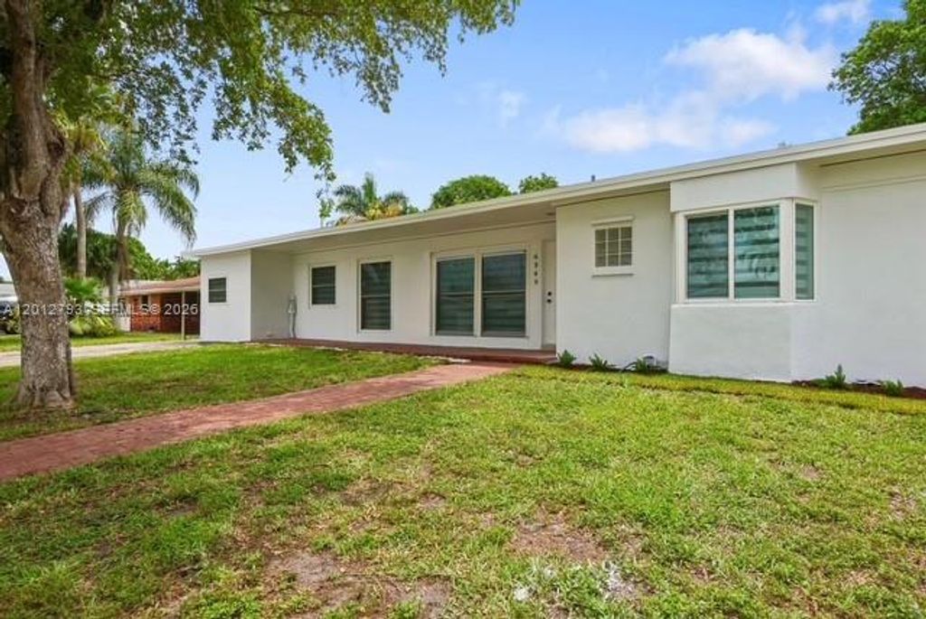Photo of 4948 SW 90th Ter, Cooper City, FL 33328 (MLS # A12012793)