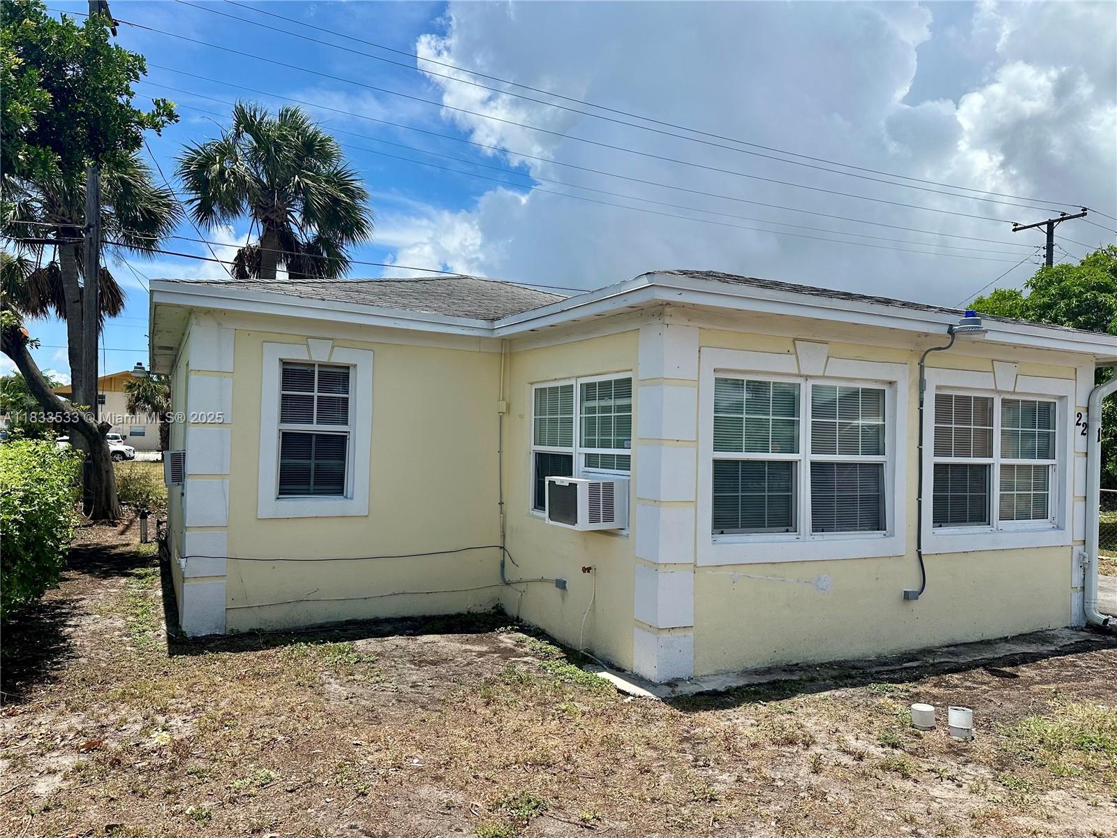 221 W 27th St 221