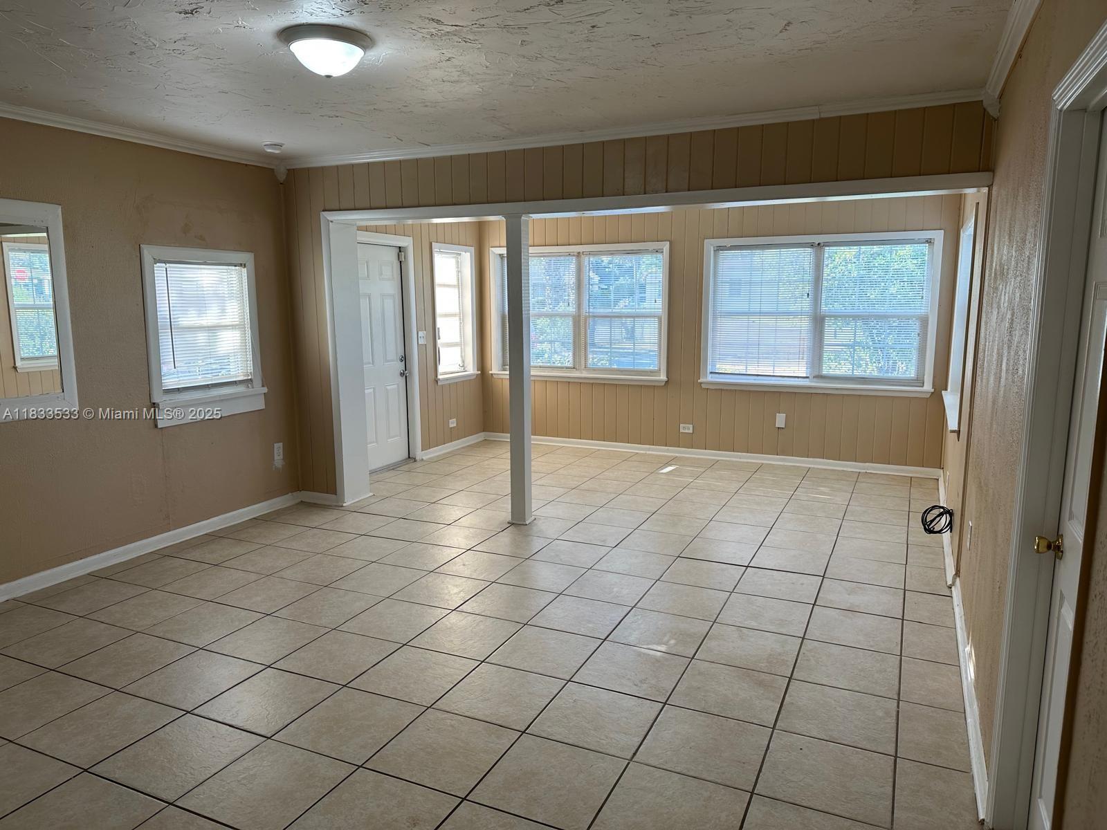 221 W 27th St 221
