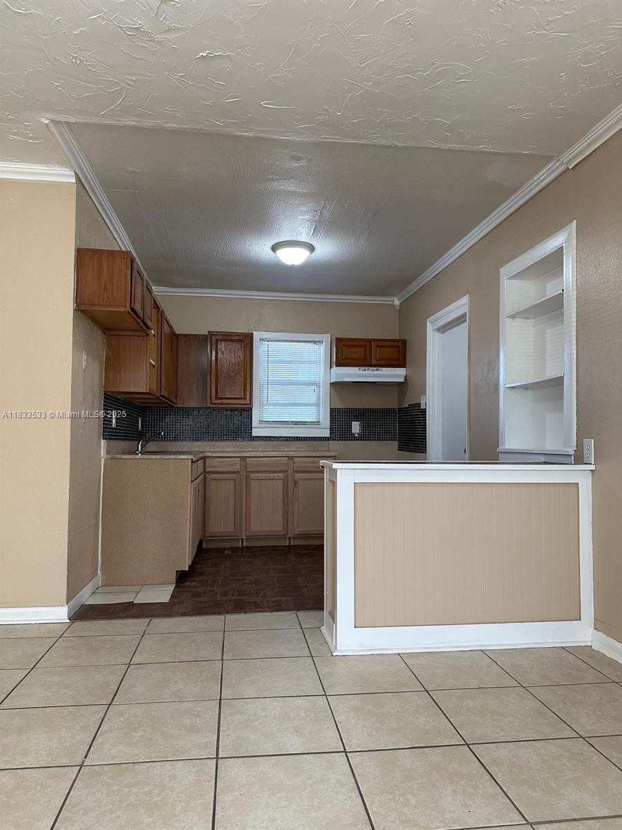 221 W 27th St 221