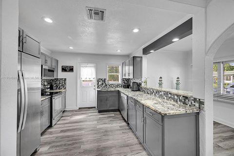 Photo of 422 49th St, West Palm Beach, FL 33407 (MLS # A11904598) Photo of 422 49th St, West Palm Beach, FL 33407 (MLS # A11904598)