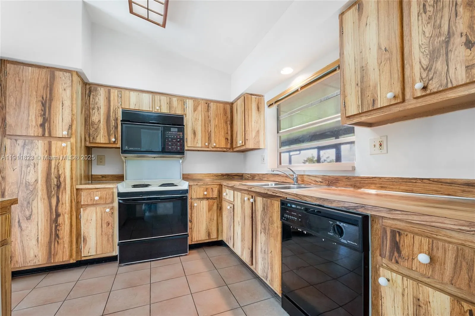 Miami, Florida 33157, United States, 3 Bedrooms Bedrooms, ,2 BathroomsBathrooms,Residential,Active,242916