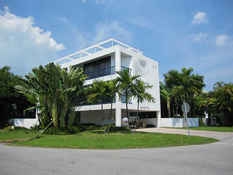 ESTATE SALE. UNIQUE OPPORTUNITY TO BUY THIS 10000 SQ FT CORNER LOT. ONE OF A KIND PROPERTY WITH WATER VIEWS AND ROOF TOP TERRACE. MODERNISE THIS HOME AND OWN YOUR DREAM HOME ON PRESTIGIOUS MASHTA ISLAND. LIMITLESS POSSIBILITIES. A MUST SEE.