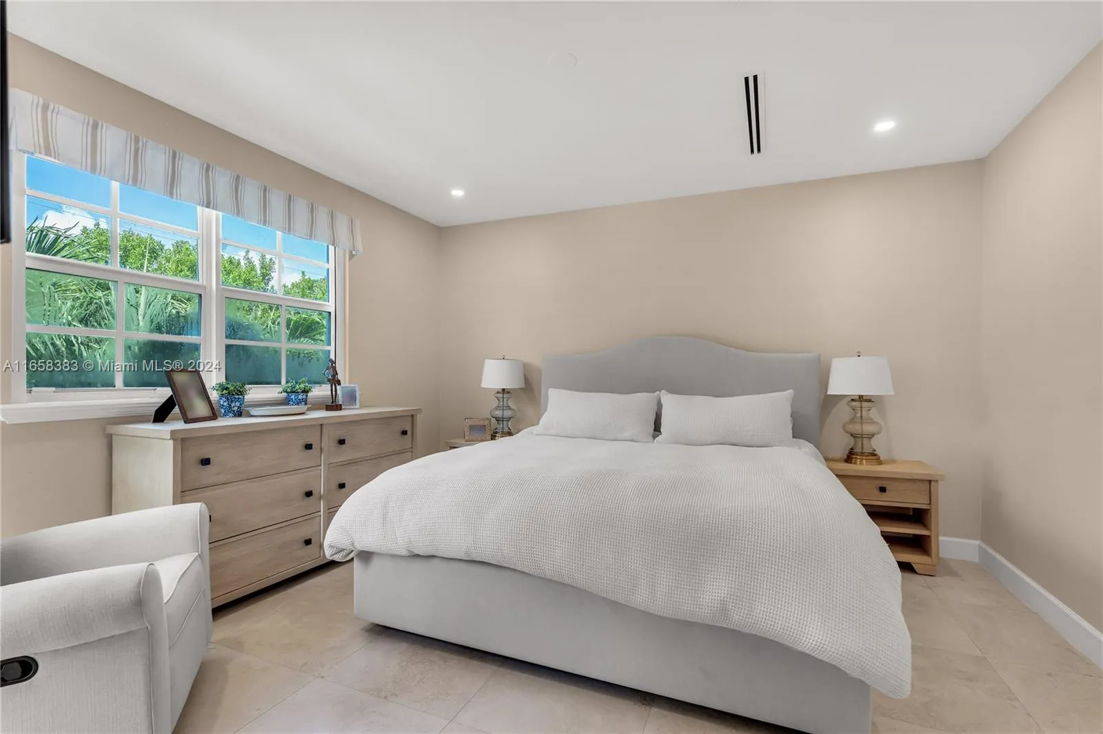 Key Biscayne, Florida 33149, United States, 3 Bedrooms Bedrooms, ,3 BathroomsBathrooms,Residential,Pending,44221