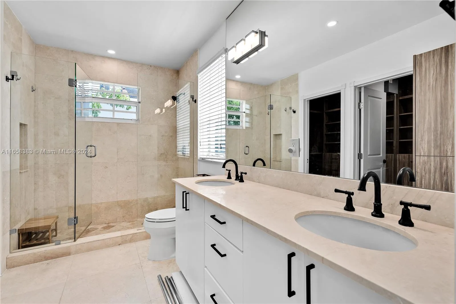 Key Biscayne, Florida 33149, United States, 3 Bedrooms Bedrooms, ,3 BathroomsBathrooms,Residential,Pending,44221