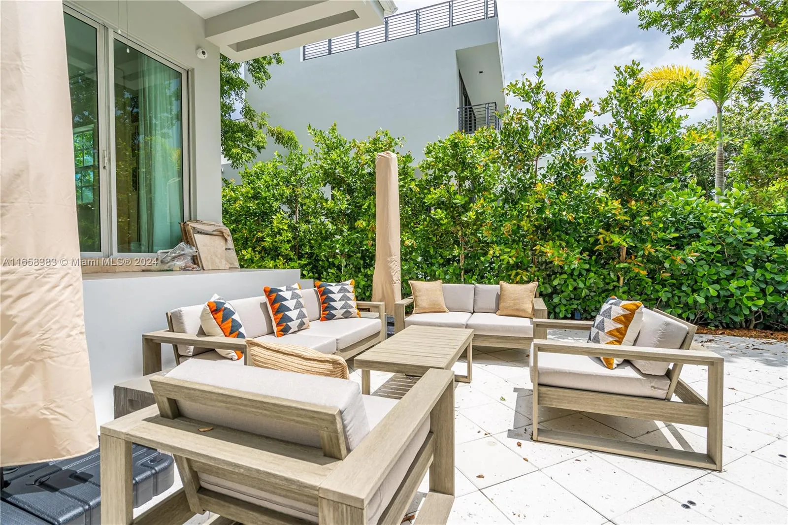 Key Biscayne, Florida 33149, United States, 3 Bedrooms Bedrooms, ,3 BathroomsBathrooms,Residential,Pending,44221