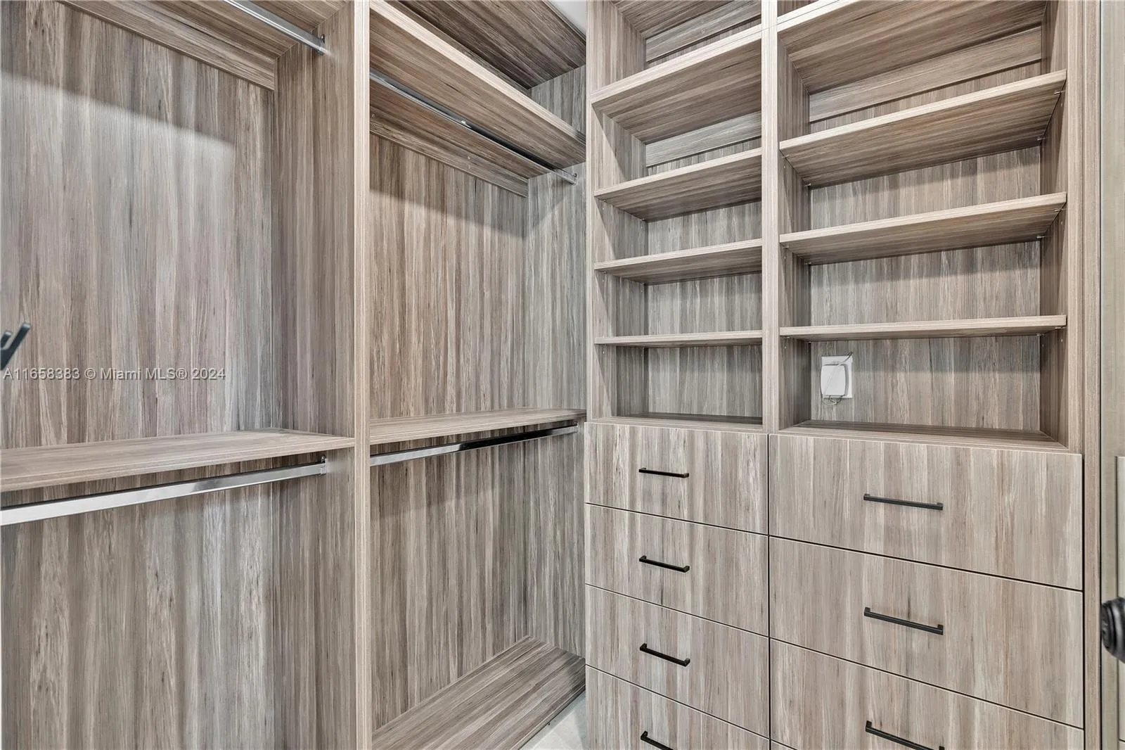 Key Biscayne, Florida 33149, United States, 3 Bedrooms Bedrooms, ,3 BathroomsBathrooms,Residential,Pending,44221