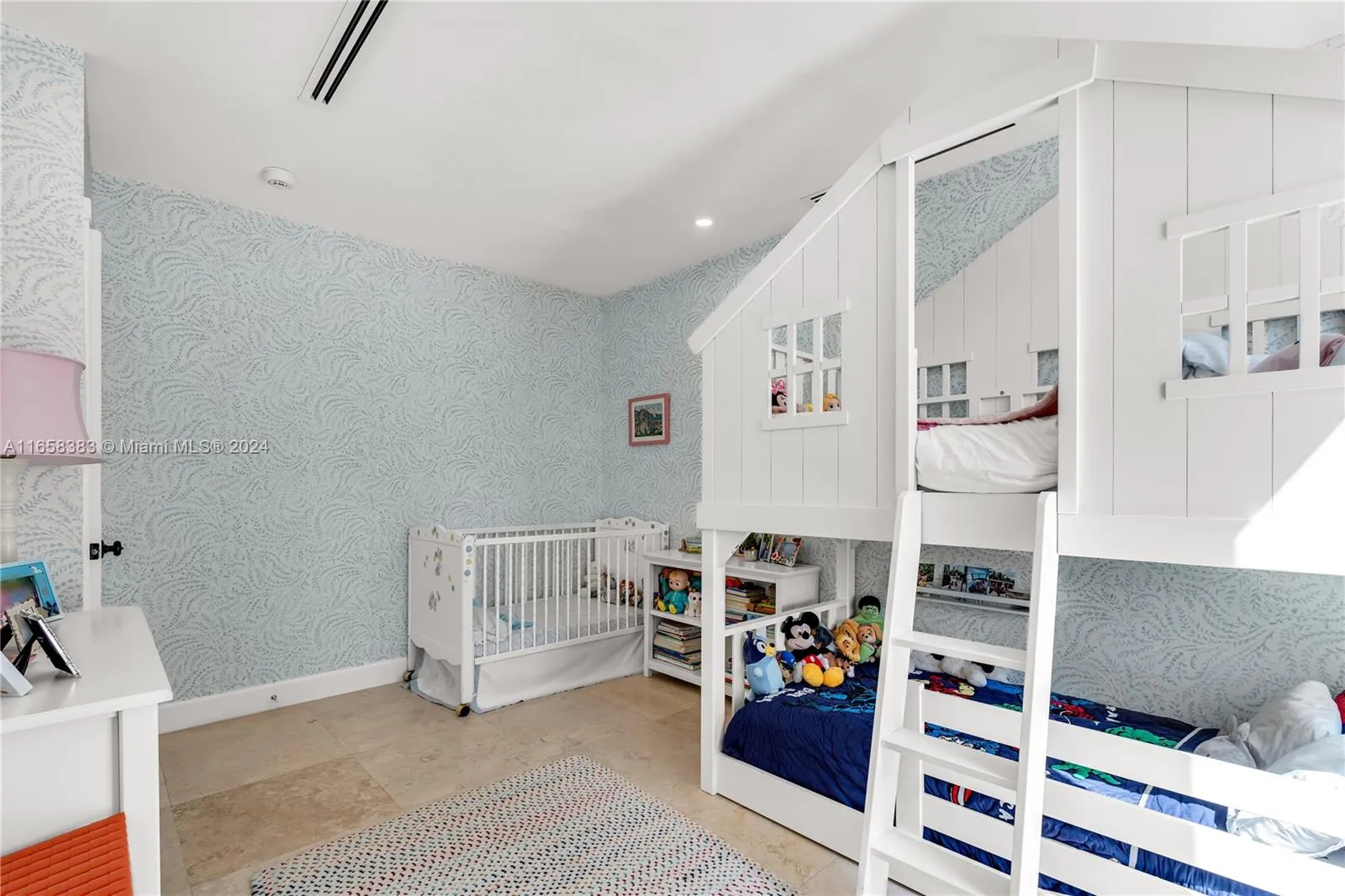 Key Biscayne, Florida 33149, United States, 3 Bedrooms Bedrooms, ,3 BathroomsBathrooms,Residential,Pending,44221