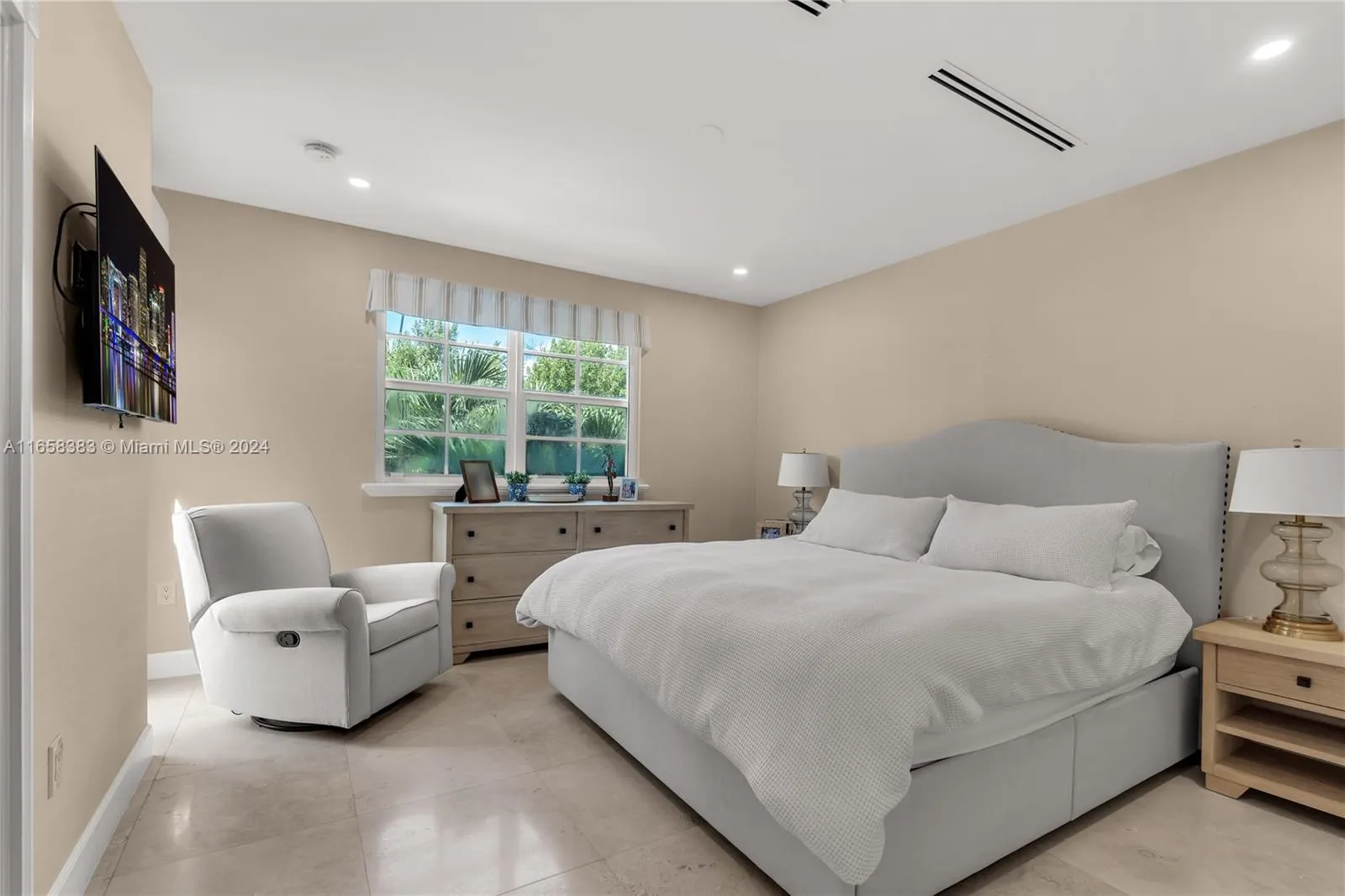 Key Biscayne, Florida 33149, United States, 3 Bedrooms Bedrooms, ,3 BathroomsBathrooms,Residential,Pending,44221