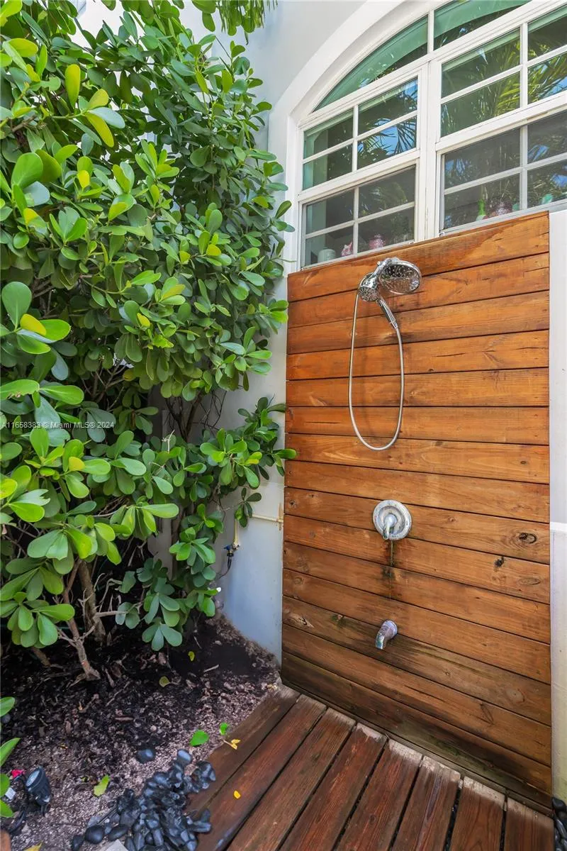 Key Biscayne, Florida 33149, United States, 3 Bedrooms Bedrooms, ,3 BathroomsBathrooms,Residential,Pending,44221