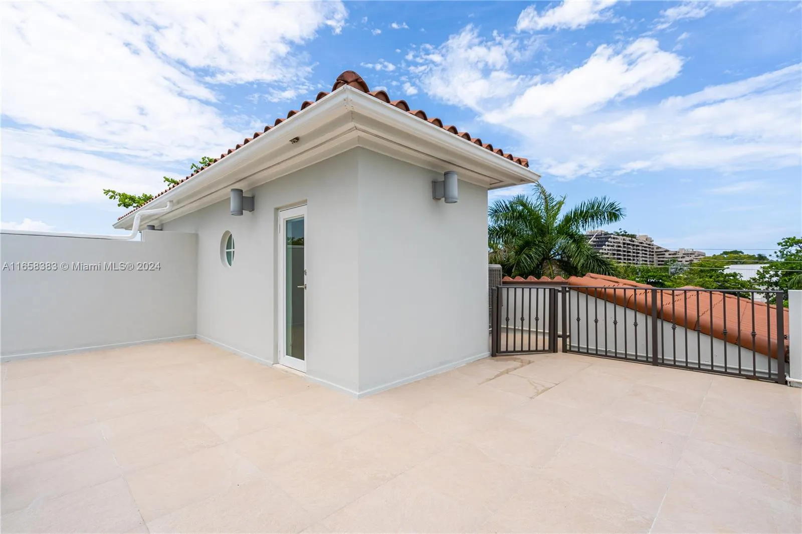 Key Biscayne, Florida 33149, United States, 3 Bedrooms Bedrooms, ,3 BathroomsBathrooms,Residential,Pending,44221