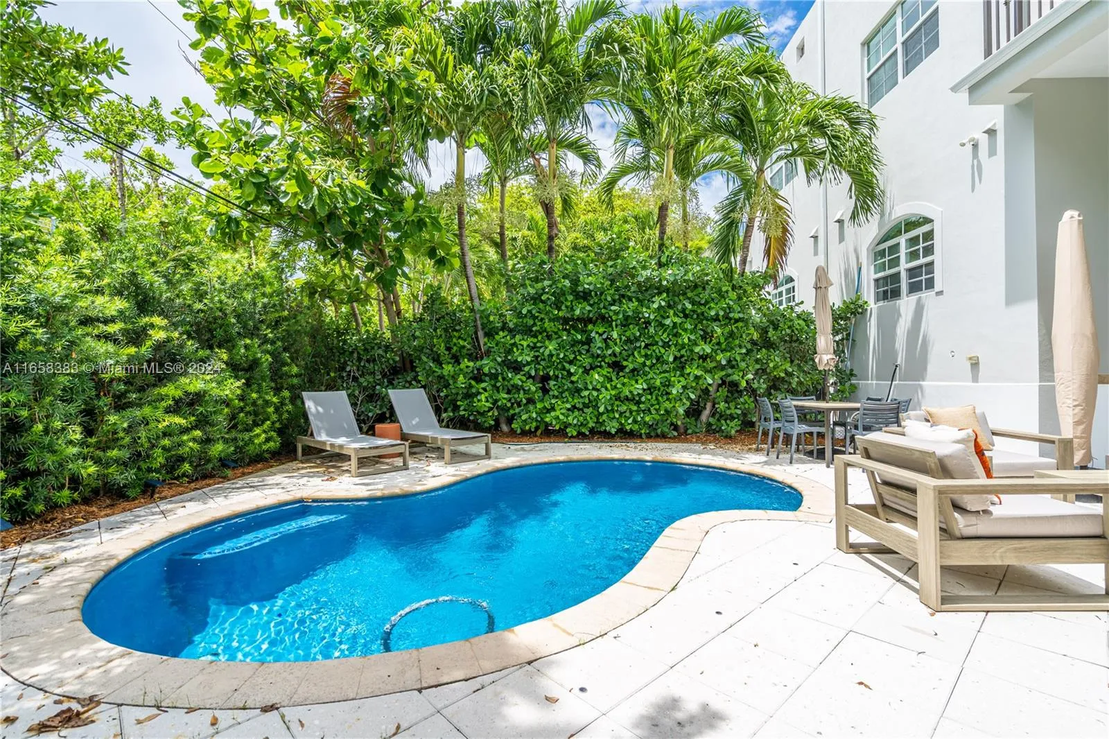 Key Biscayne, Florida 33149, United States, 3 Bedrooms Bedrooms, ,3 BathroomsBathrooms,Residential,Pending,44221