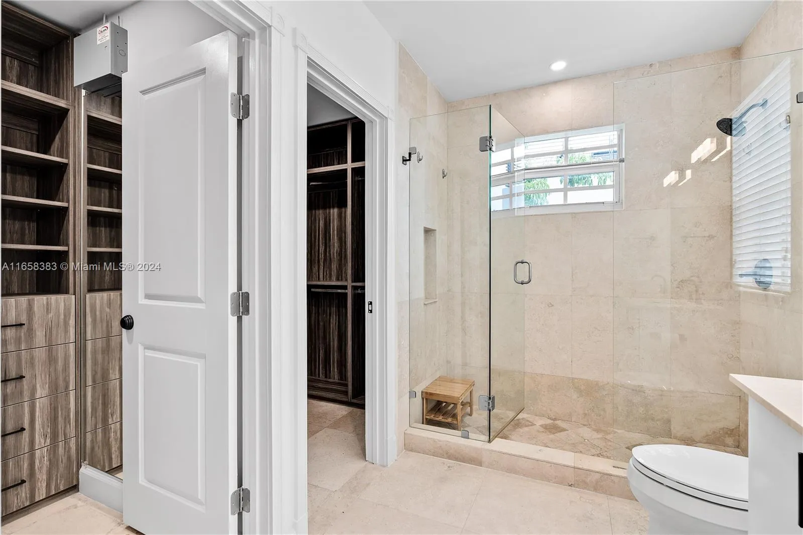 Key Biscayne, Florida 33149, United States, 3 Bedrooms Bedrooms, ,3 BathroomsBathrooms,Residential,Pending,44221