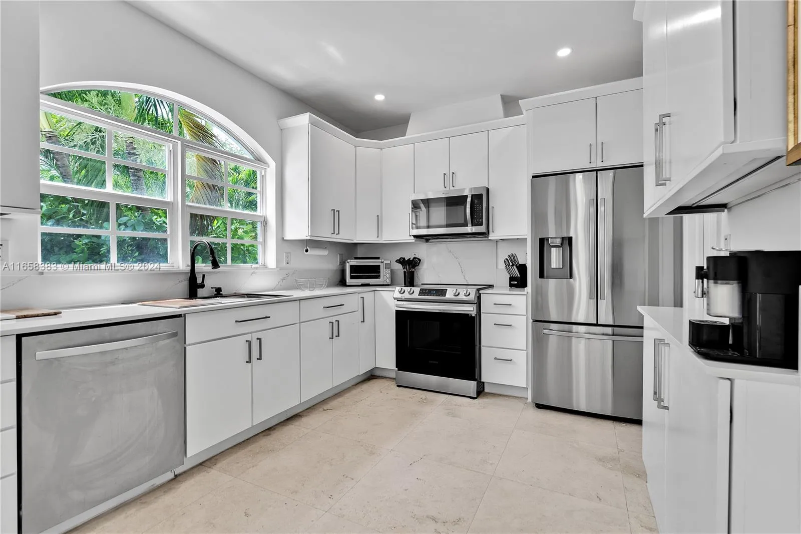 Key Biscayne, Florida 33149, United States, 3 Bedrooms Bedrooms, ,3 BathroomsBathrooms,Residential,Pending,44221