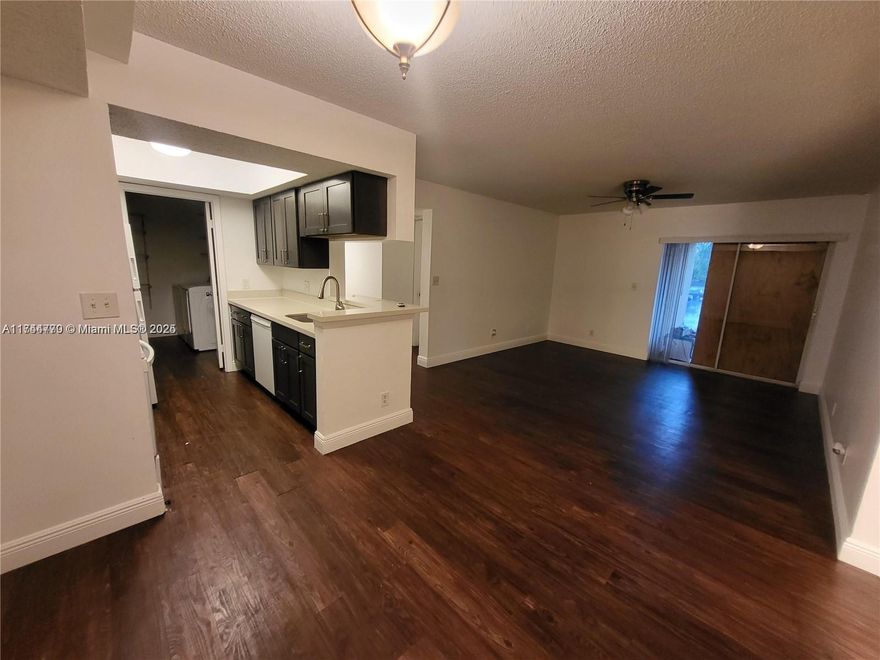 Spacious 2-Bedroom, 2-Bathroom Condo on the Second Floor. This bright and comfortable condo features a Large laundry room inside the condo with washer and dryer, Wood floors throughout
Located in a gated community with excellent amenities Amenities: Pool,Gym,Tennis court, Don’t miss out on this fantastic opportunity!