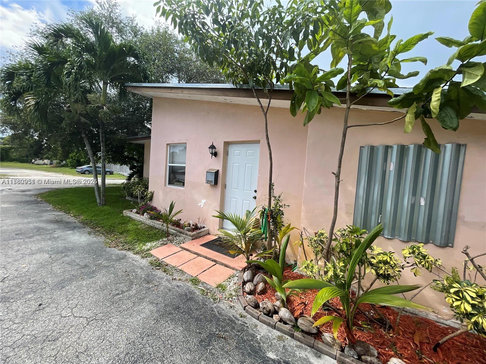 Photo 1 of 2325 Taylor St 9, Hollywood, Florida, $2,000, Web #: 11780951