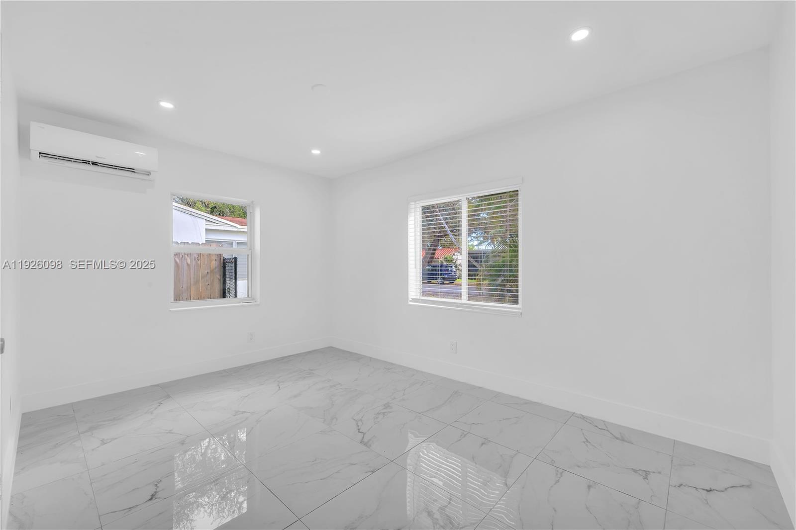 HOLLYWOOD PARK - Residential