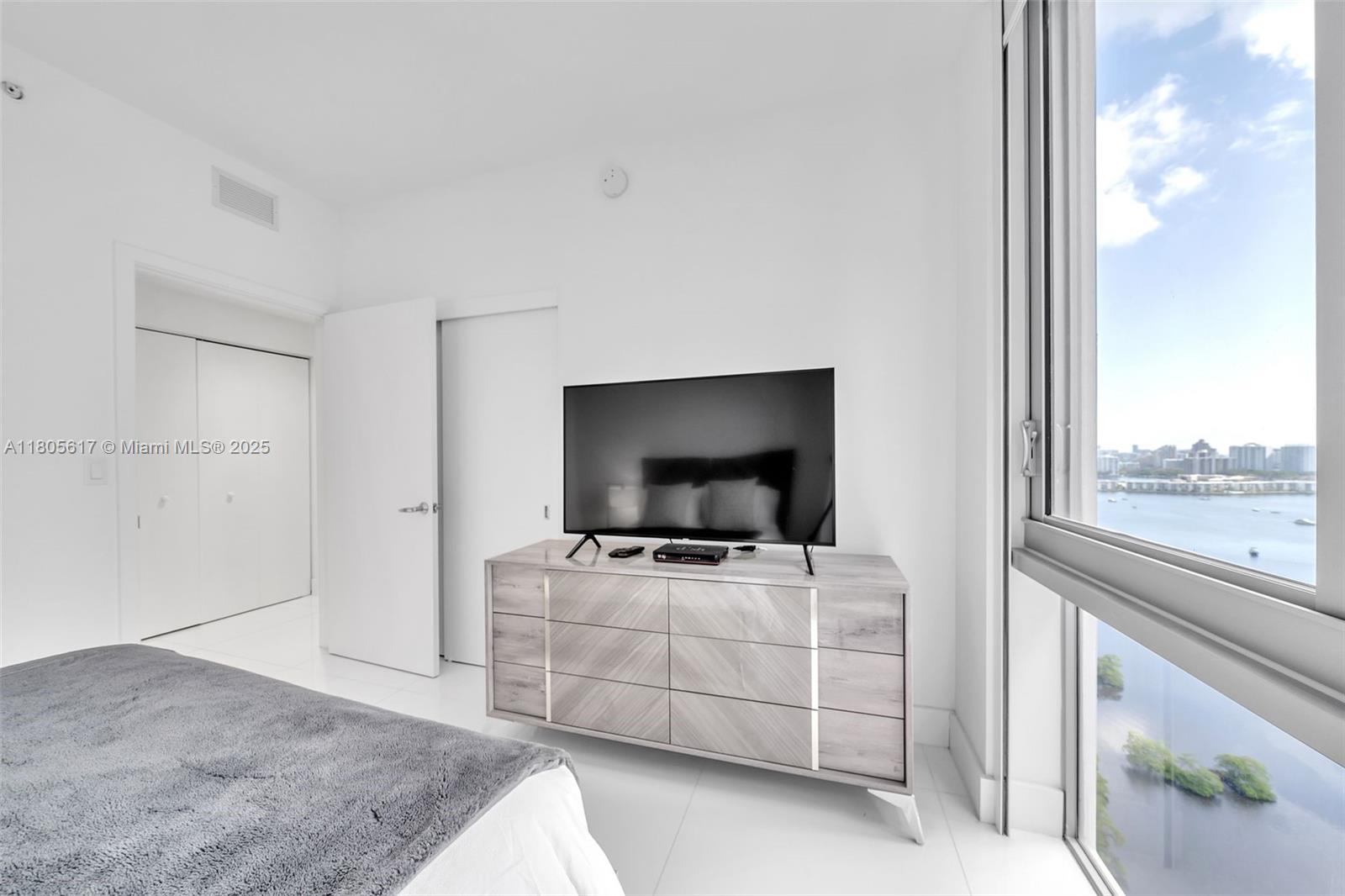 THE HARBOUR NORTH CONDO - Residential