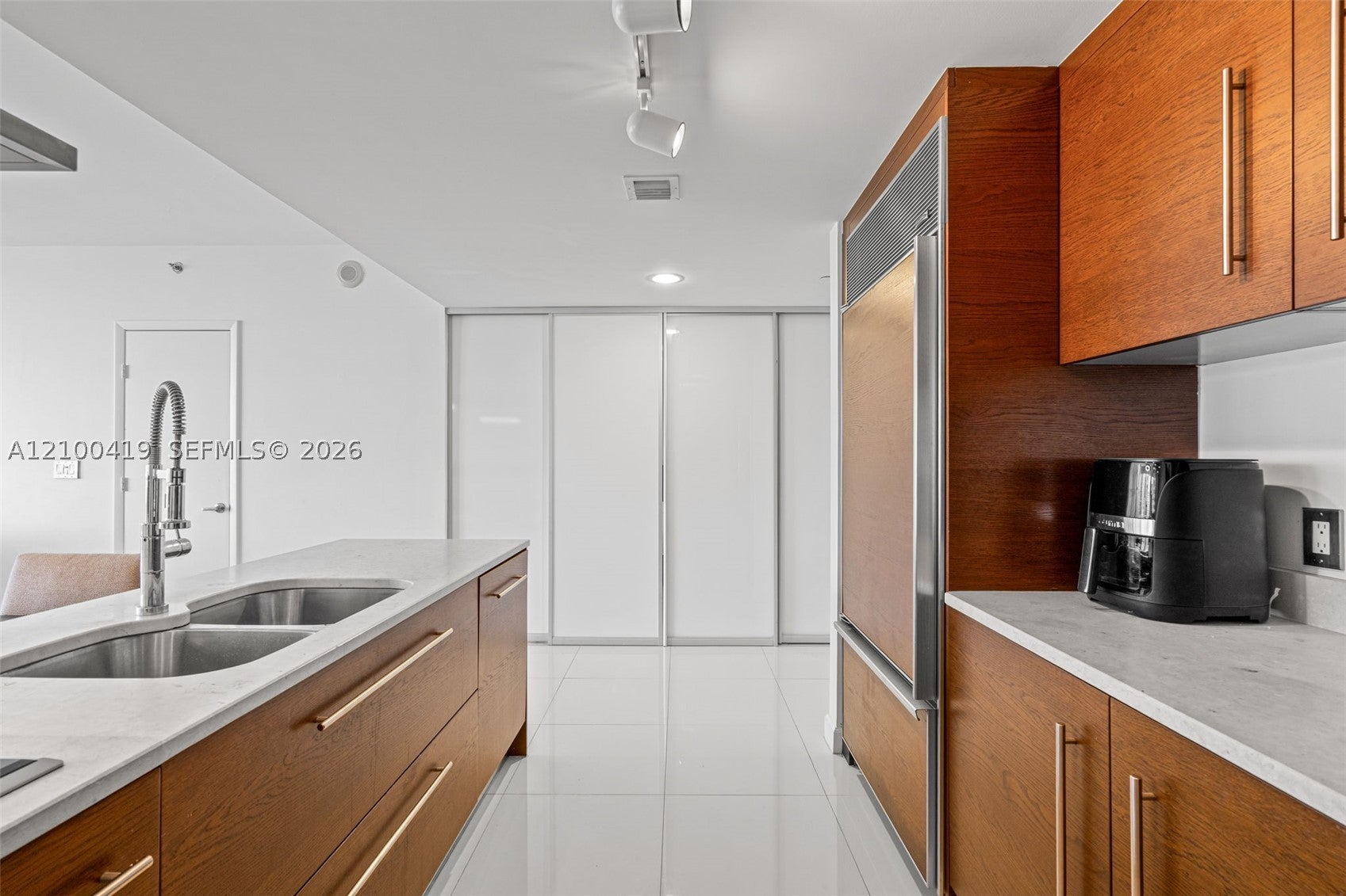 View photos, virtual tours, details... 495 Brickell Ave 905