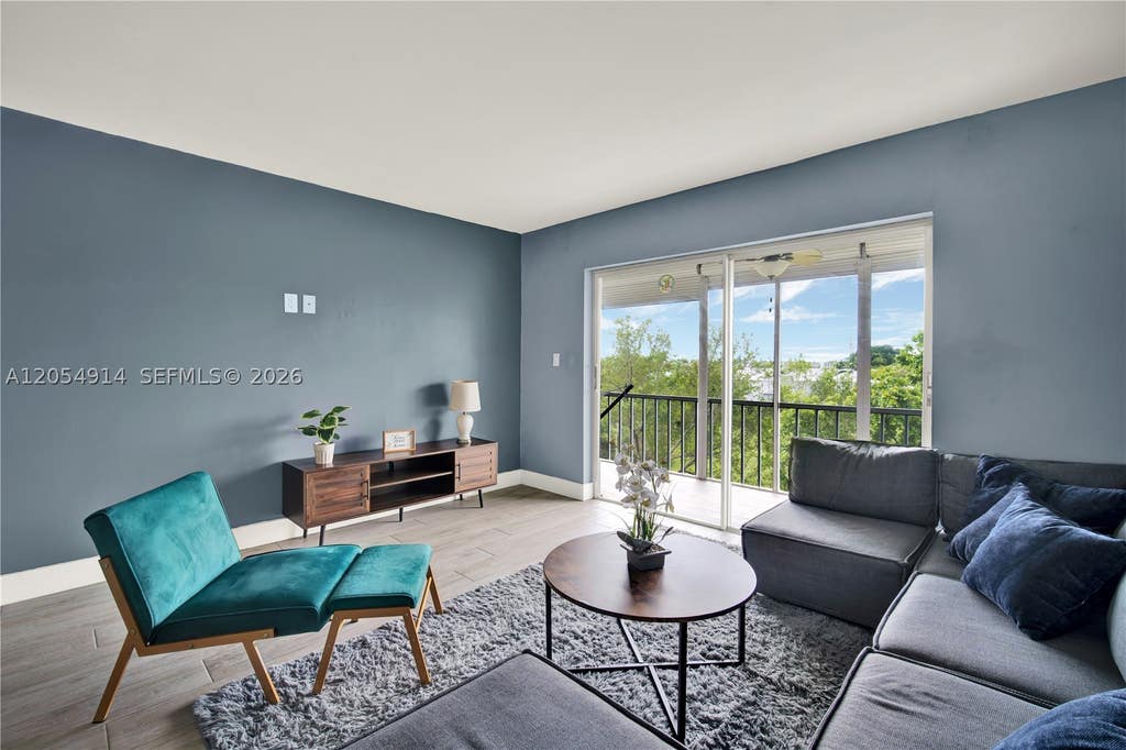 Photo of 950 Hillcrest Dr #414, Hollywood, FL 33021 (MLS # A12054914)