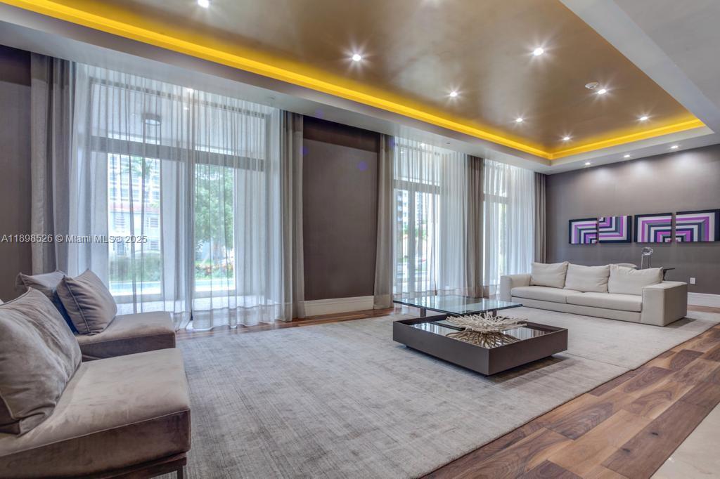 718 Valencia Ave 202