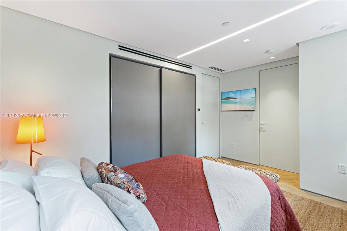 OCEANSIDE FISHER ISL COND - Residential