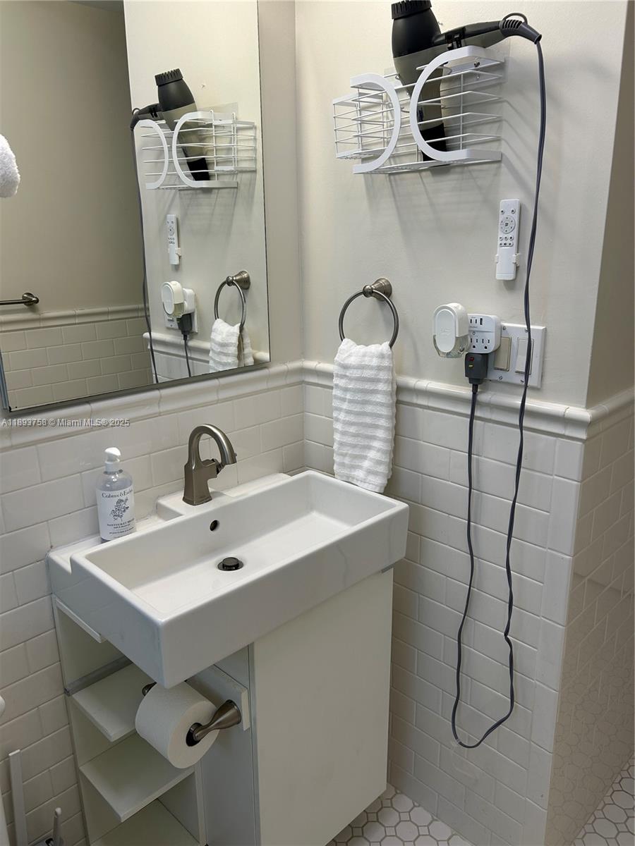 WATERWAY @ HOLLYWOOD BEAC - Residential Lease