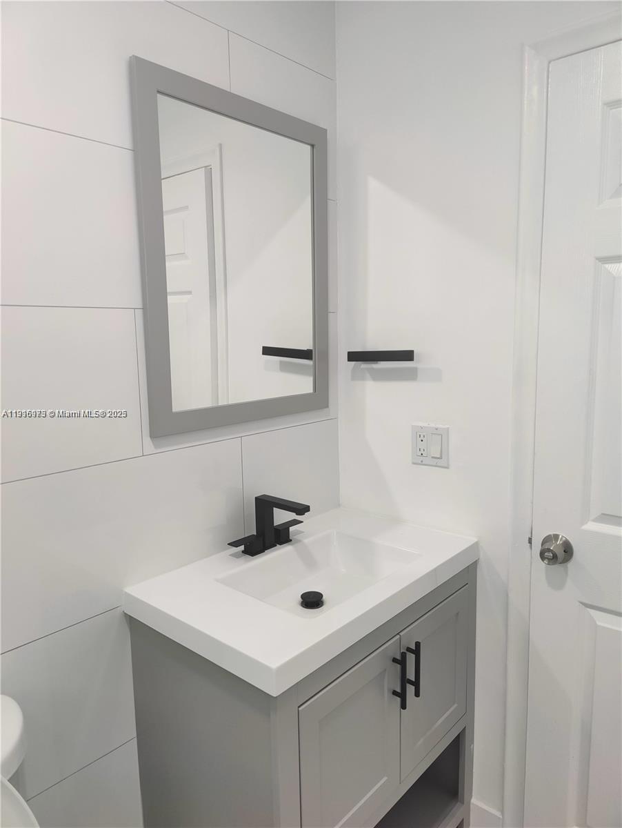 MIDDLE RIVER PLAZA - Residential Income