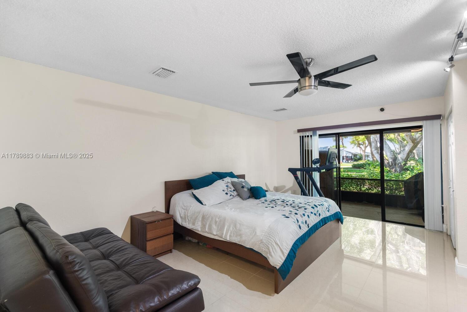 VILLAS AT BONAVENTURE IN - Residential