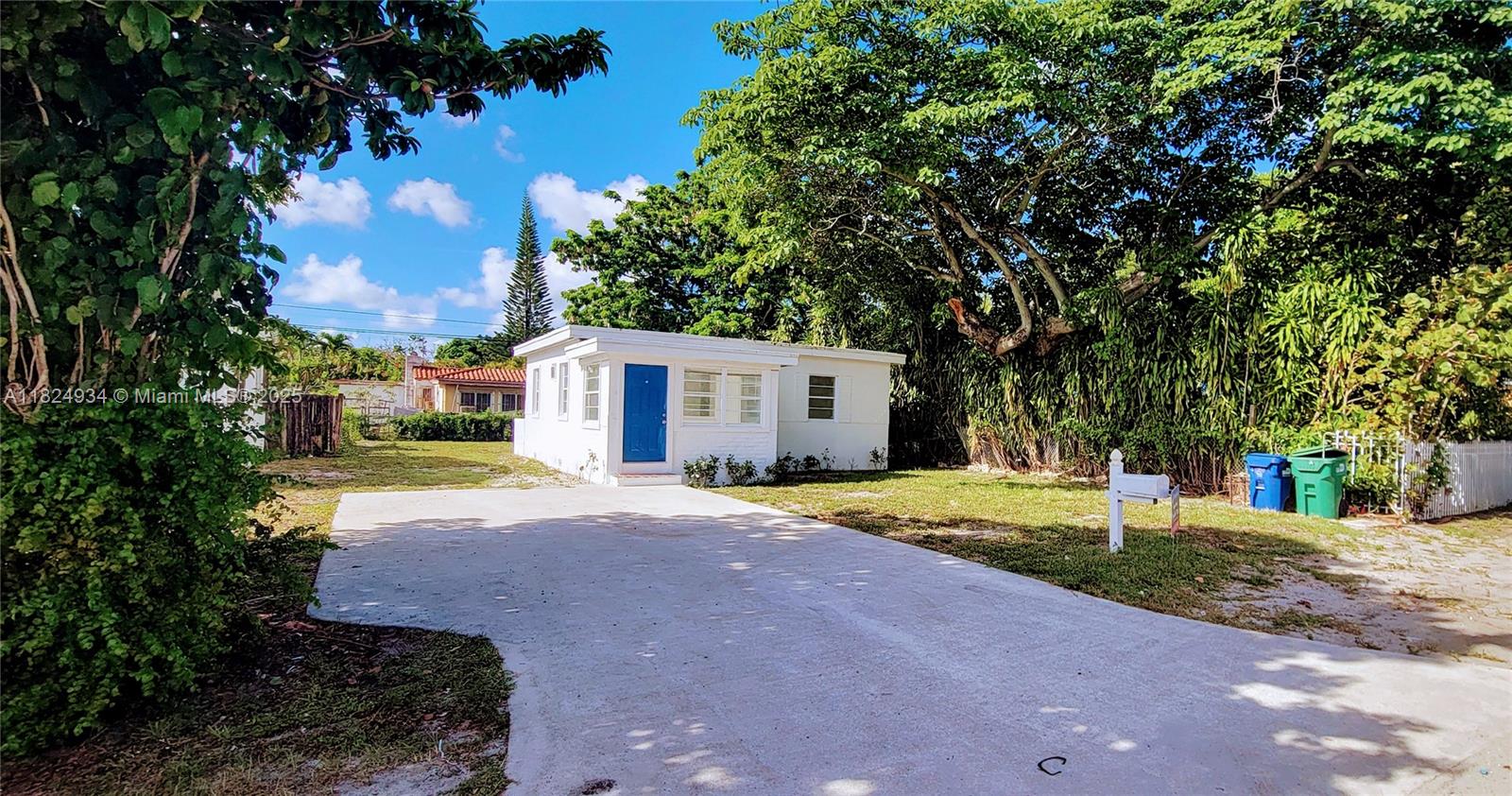 Charming fully renovated home featuring 2 bedrooms and 1 bathroom, with ceramic floors throughout. The kitchen, bathroom, flooring, and lighting have all been updated to modern standards. This cozy 672 sq ft house sits on a spacious 5,250 sq ft lot, offering plenty of outdoor space and parking options. Located just one block from I-95, it provides easy access to major routes and nearby amenities. Perfect for buyers looking for a move-in ready home or an investment opportunity. Sold "as-is," ready for you to make it yours.
Important: Please submit only solid, well-considered offers. Offers that are unrealistic or out of market context will not be considered.