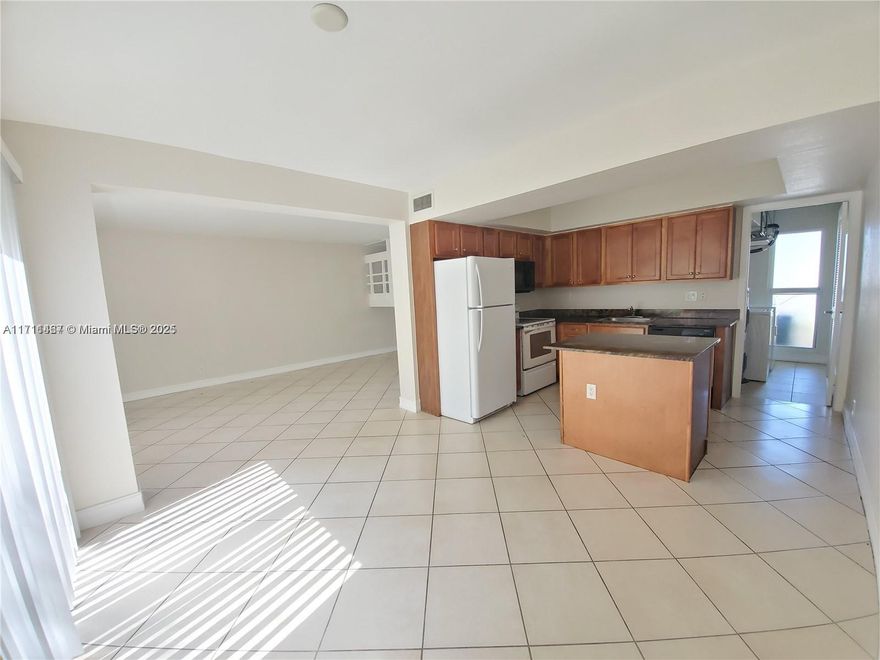 UNIT WAS RECENTLY PAINTED, NEW VANITIES ON BATHROOMS. WILL AHVE NEW APPLIANCES AT MOVE IN. FAST AND EASY APPROVAL. PROPERTY IS MOVE IN READY CONDITION. VACANT ON COMBINATION LOCKBOX. PLEASE GET AN APPOTIMENT IN SHOWTIME FOR AUTOMATIC CONFIRMATION.