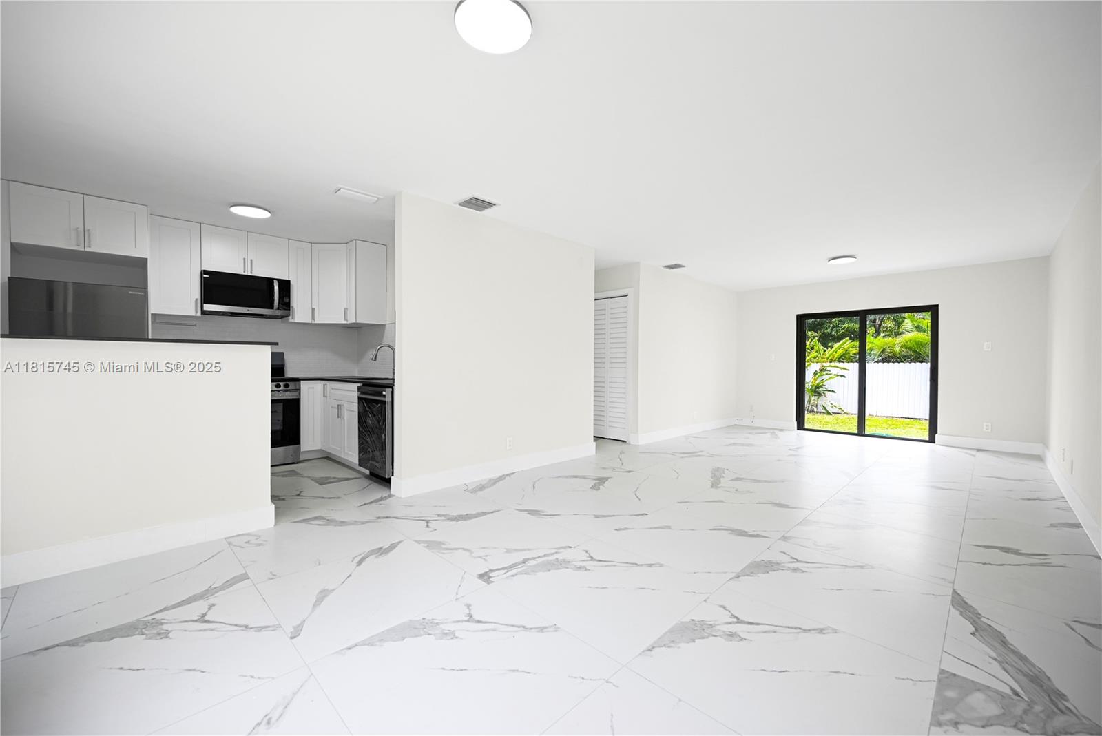 100 Sw 7th St 1-2, Hallandale Beach, Broward County, Florida - 3 Bedrooms  
2 Bathrooms - 