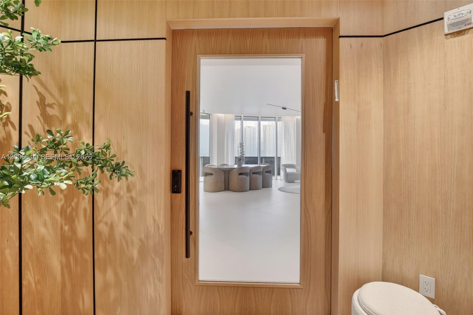 4100 Island Blvd 904