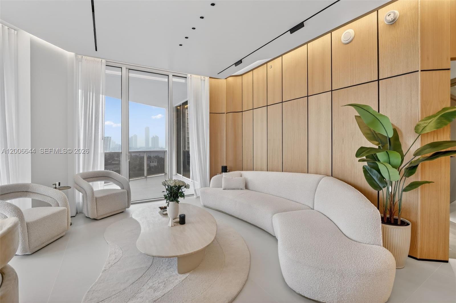 4100 Island Blvd 904