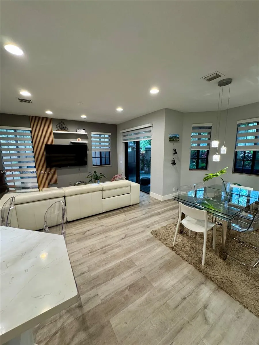 Weston, Florida 33332, United States, 3 Bedrooms Bedrooms, ,2 BathroomsBathrooms,Residential,Active,194902