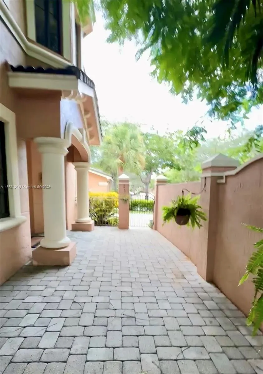 Weston, Florida 33332, United States, 3 Bedrooms Bedrooms, ,2 BathroomsBathrooms,Residential,Active,194902