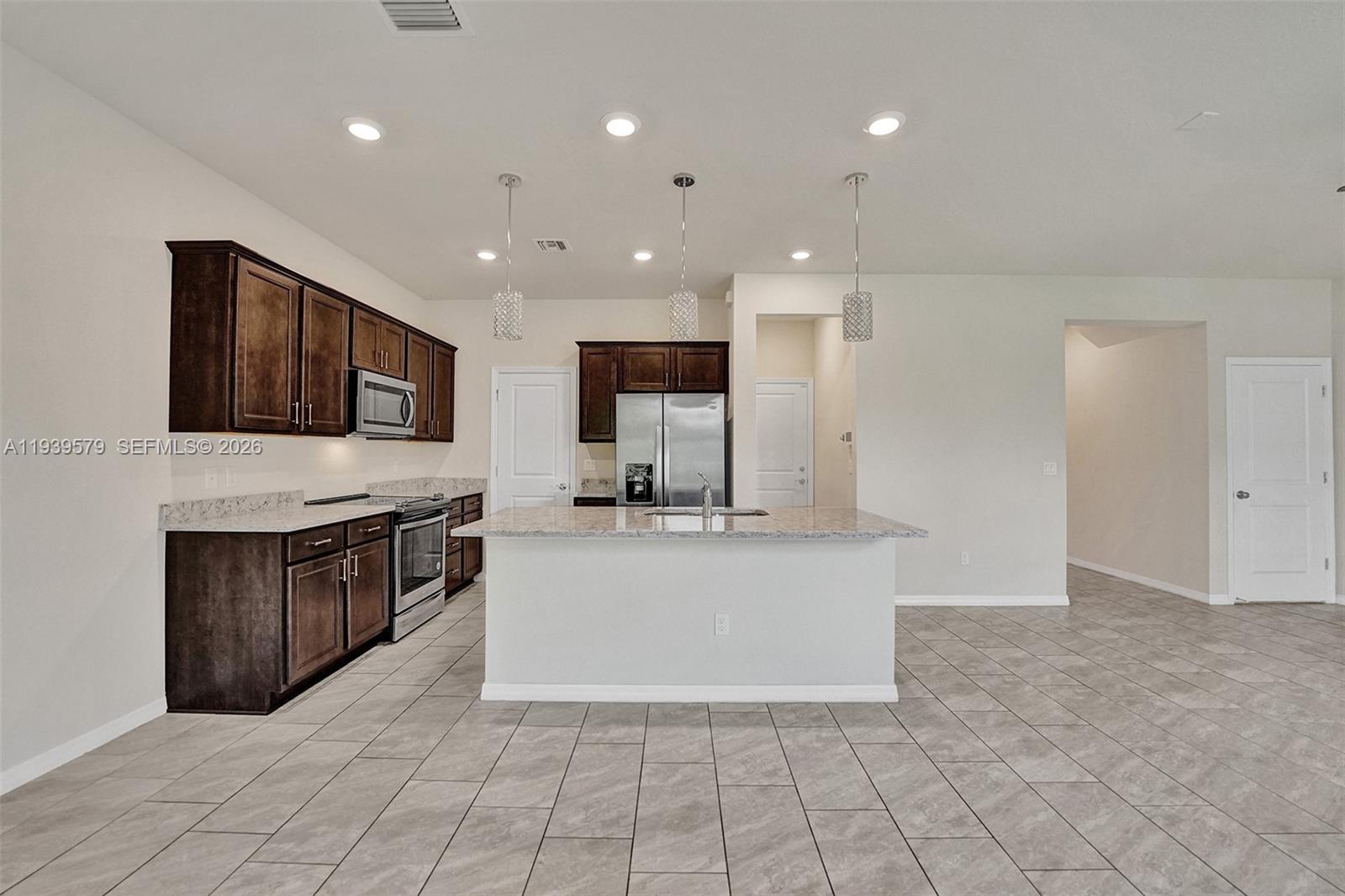 HILLCREST COUNTRY CLUB SO - Residential Lease