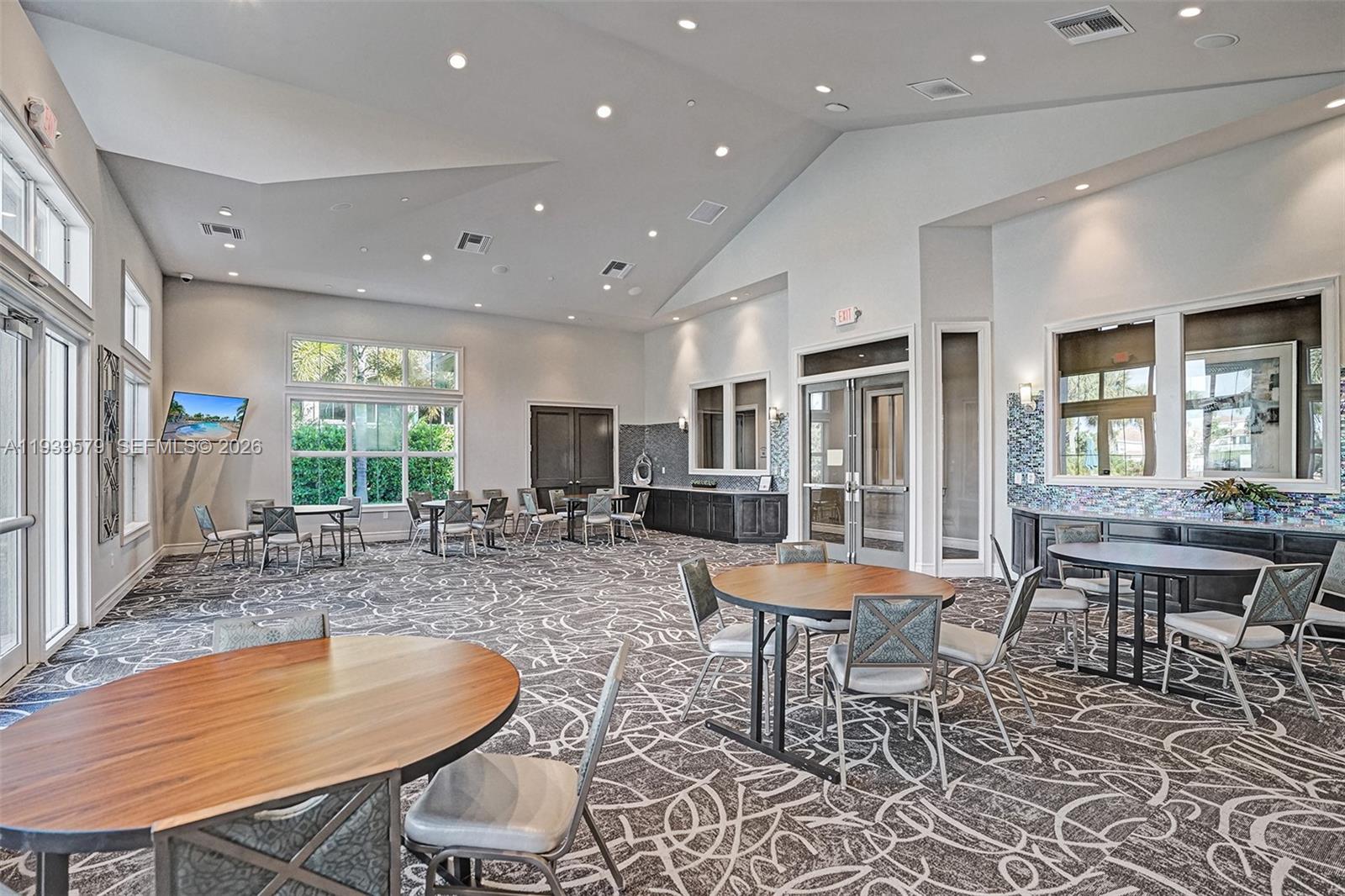 HILLCREST COUNTRY CLUB SO - Residential Lease