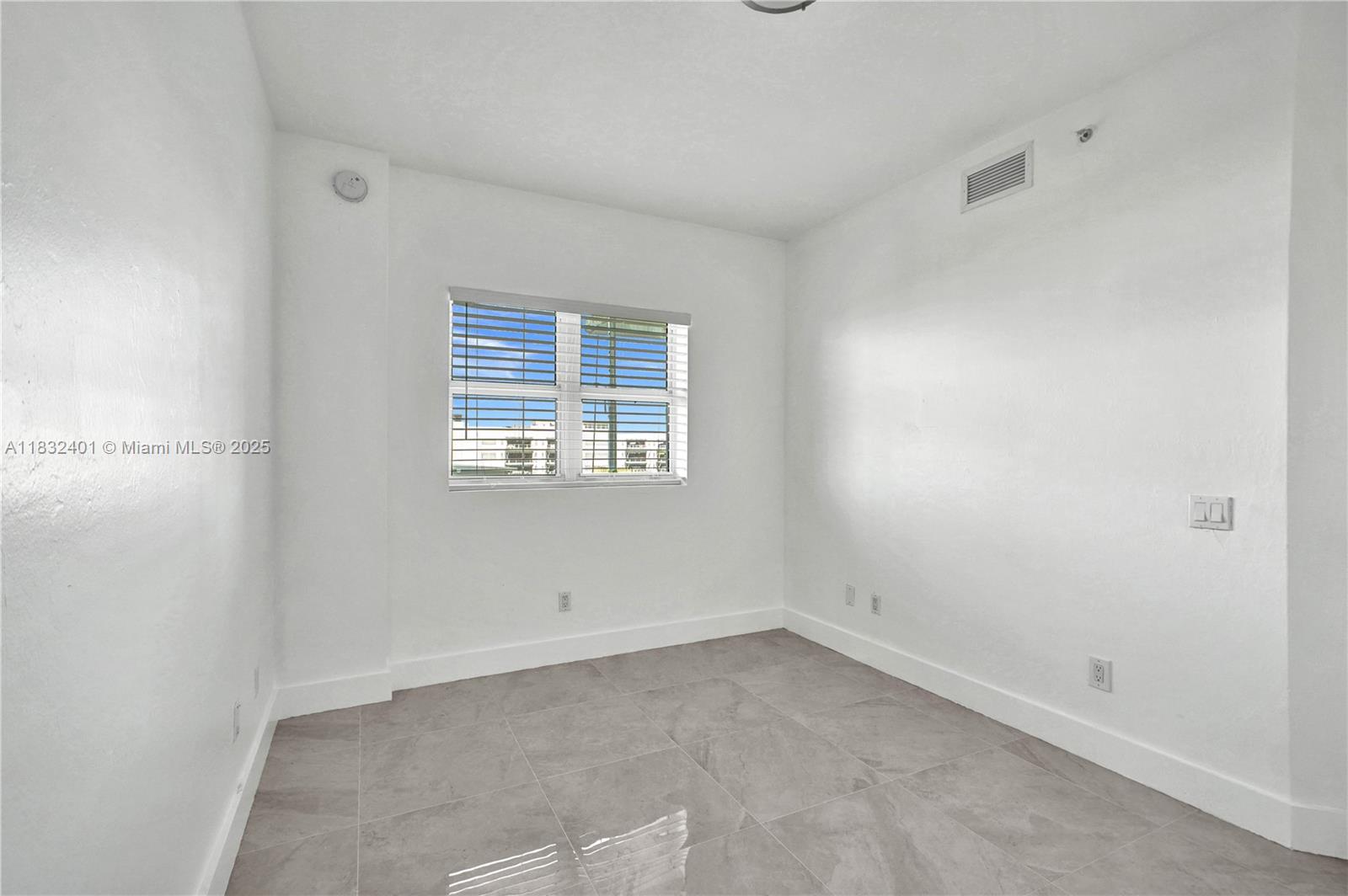 THE OAKS I CONDO - Residential