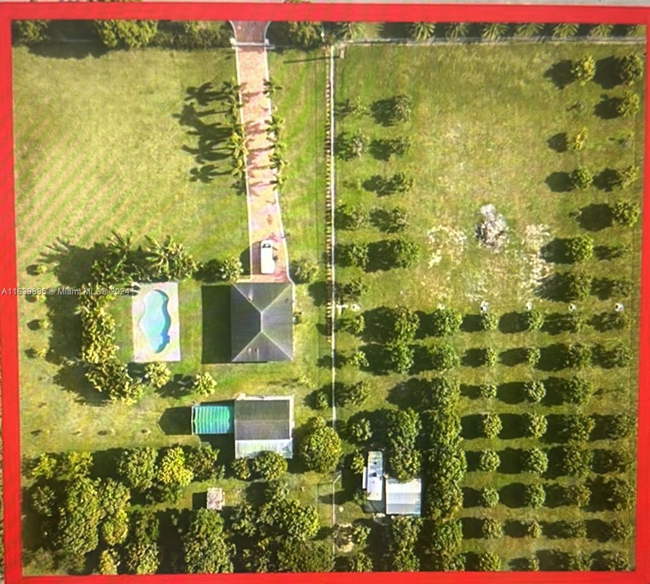 2.5 ACRES!!! FENCED and GATED! FRUIT TREES and large green and beautiful area!!
Home in very good condition! POOL and much more!
Come and surrender to the peace you find in this beautiful and confortable house...
Rare find in this area