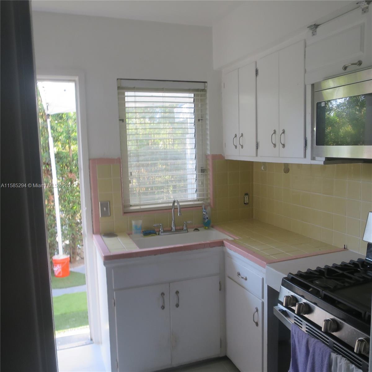 Rental Property at 837 W 40th St St 2, Miami Beach, Miami-Dade County, Florida - Bedrooms: 1 
Bathrooms: 1  - $2,000 MO.