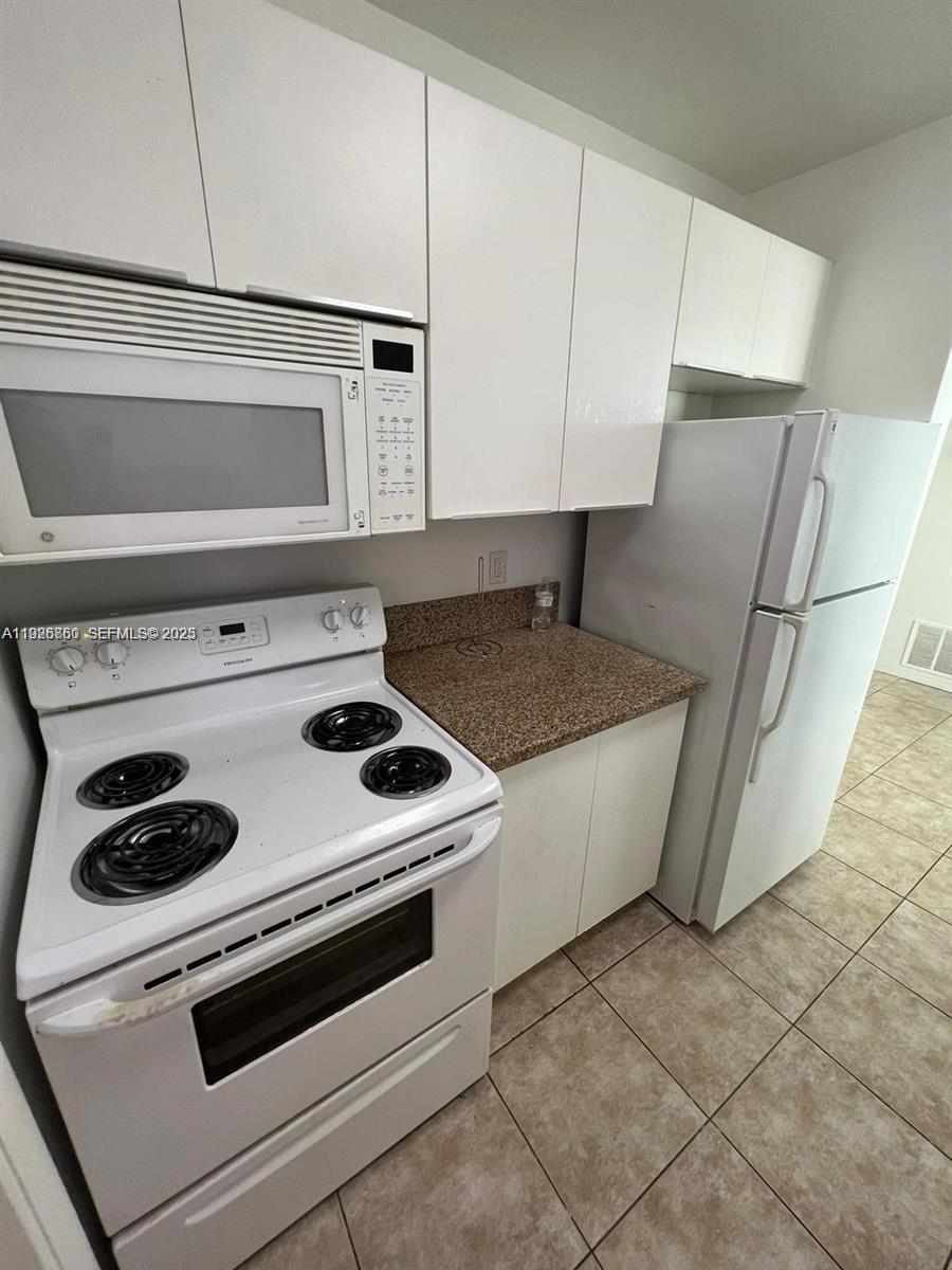 BEACH GARDEN CONDO - Residential Lease