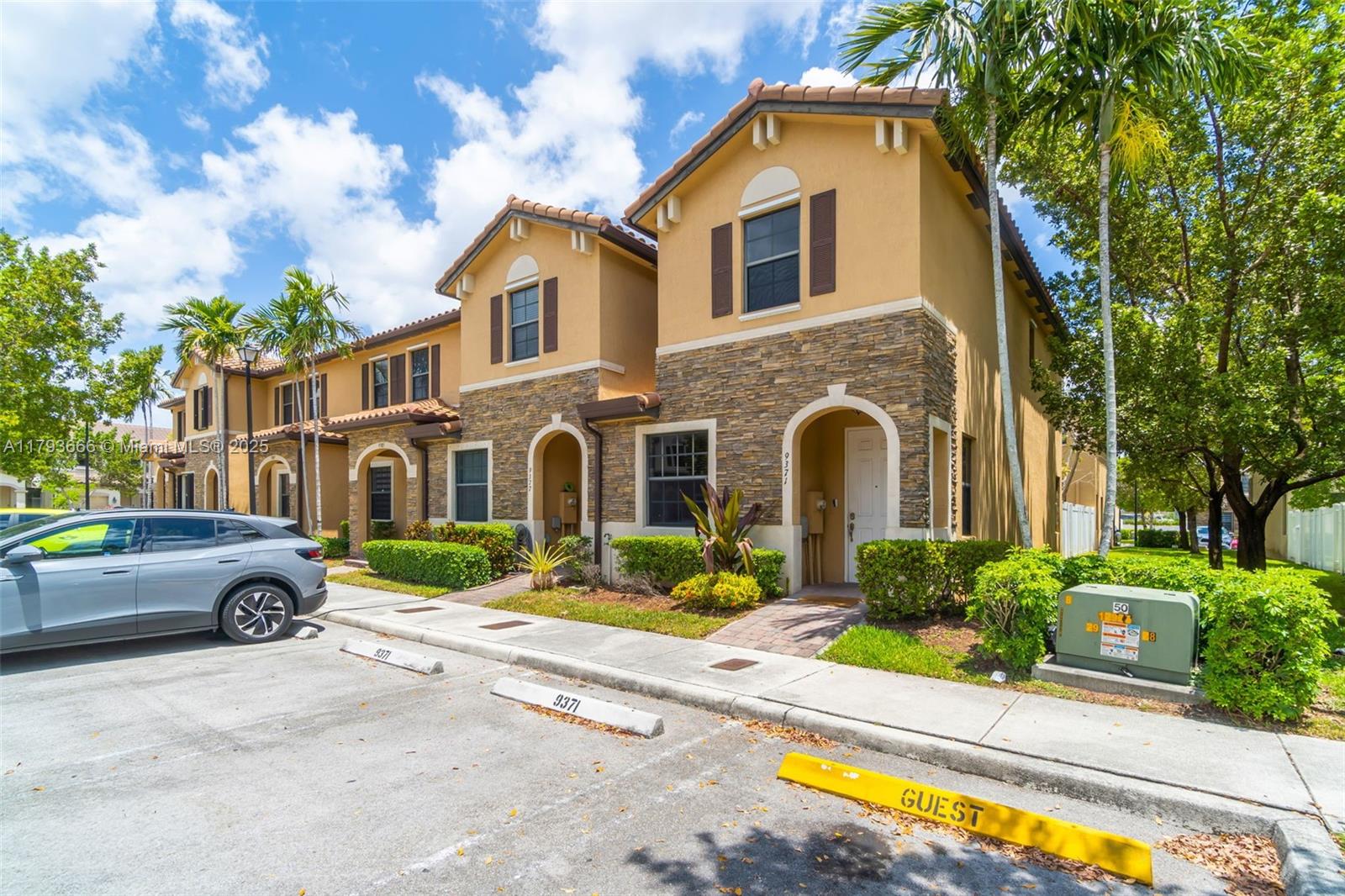 Property for Sale at 9371 W 33rd Ave, Hialeah, Miami-Dade County, Florida - Bedrooms: 3 
Bathrooms: 3  - $505,000