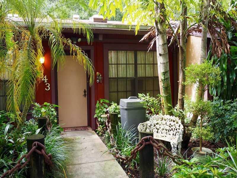 RARE FIND IN TAMERLANE.2 BEDROOM 2 BATH ONE STORY VILLA WITH A LOFT(CAN BE 3 BR OR DEN).UNIT HAS CATHERDAL CEILINGS WITH WOOD BEAMS AND SKYLIGHTS.LARGE EAT IN KITCHEN WITH WASHER AND DRYER.SPACIOUS MASTER BEDROOM WITH WALK IN CLOSET.SS APPLIANCES.BEAUTIFU L LARGE SCREENED PATIO AND A VERY PRIVATE BACK YARD THAT FENCED. MATURE OAK TREES IN COMMUNITY.NEAR TY PARK,SHOPPING.COMMUNITY POOL AND TENNIS.