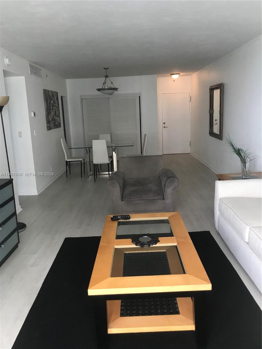 RESIDENCES ON HOLLYWOOD B - Residential Lease