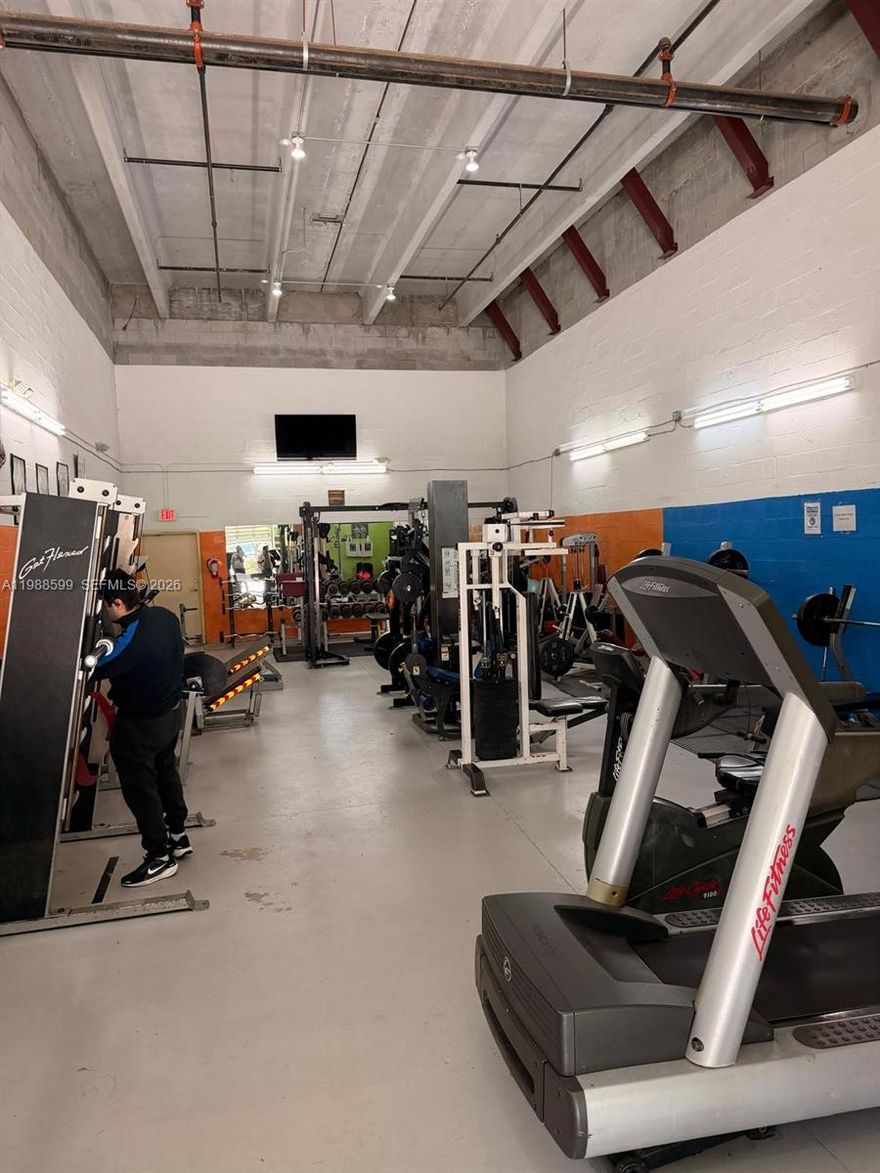 Well maintained Warehouse unit for sale, Property is in great condition, has a small office and half bathroom.
Call listing agent for showings. Tenant Occupied