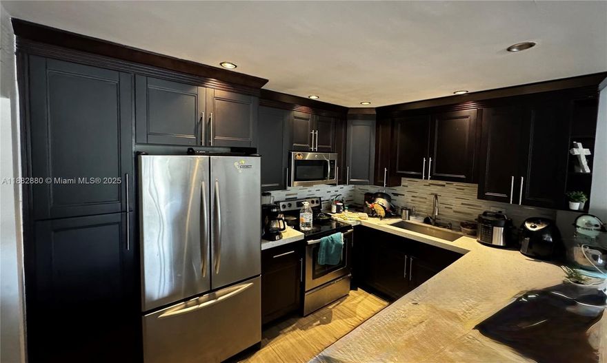 Beautiful 2 Bathroom, 2 bath featuring a renovated wood Kitchen. Living area 1.070sqft. The apartment is located right in front of Porciana Park, which features tennis and volleyball courts, a playground, and a nice green area for walking your dog or enjoying outdoor activities. The park also has a sand volleyball court, in addition to the amenities offered within the Condo. Excellent school district, with schools rated A and B, making it a perfect choice for families. Great investment opportunity.
