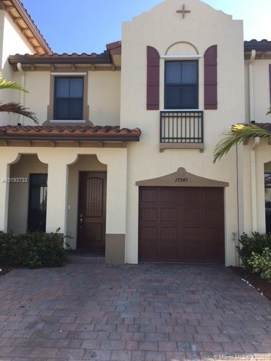 Beautiful  3/2.5 townhouse, freshly  painted, spacious fenced backyard,  ready to move in. A must see !!!!!!!!!